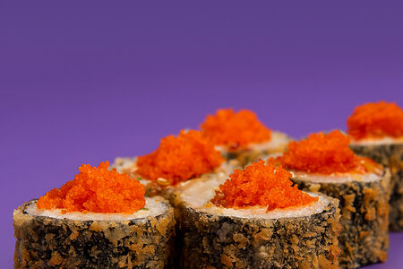 Ролл темпура с лососем и сладким чили