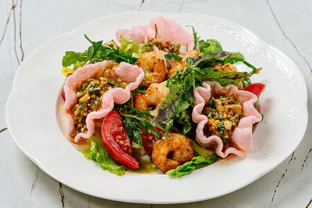 С тигровыми креветками и базиликовым соусом