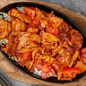 Հավի միս լոլիկով և սմբուկով թավայի վրա