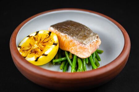 Лосось на пару со стручковой фасолью