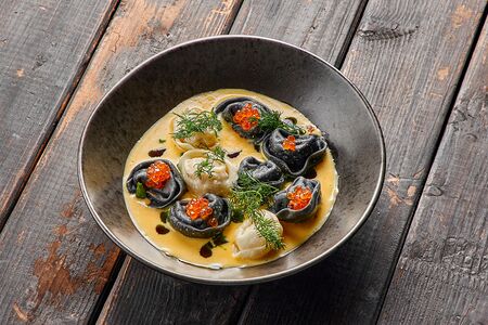 Пельмени из судака и семги с соусом биск и красной икрой