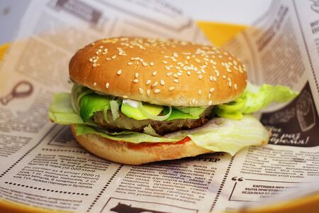 Бургер с котлетой из креветки