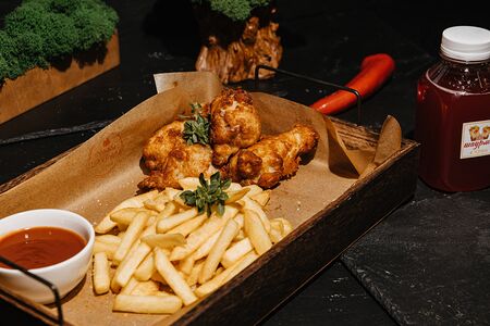 Крылья Баффало и фри