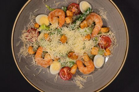 Салат Цезарь с креветками