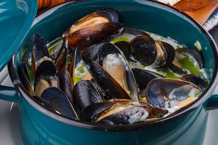 Котелок голубых мидий в соусе