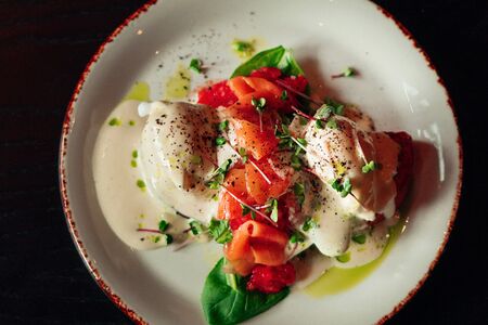 Яйца пашот на булочке бриошь с гольдским соусом и лососем