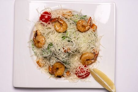 Цезарь с тигровыми креветками