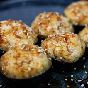 Запеченный ролл с лососем и крабом 6 шт