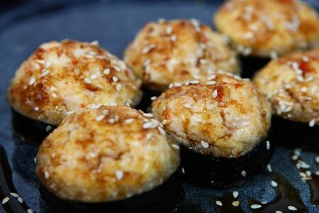 Запеченный ролл с лососем и крабом