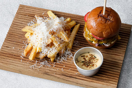 Бургер с говядиной и картофелем фри