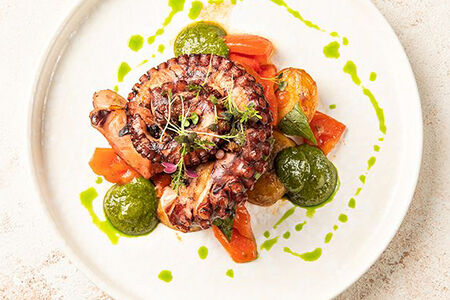 Щупальца осьминога на гриле с печеным перцем