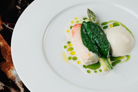 Томленый краб со спаржей и лимонным кремом