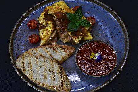 Омлет с ветчиной и помидорами