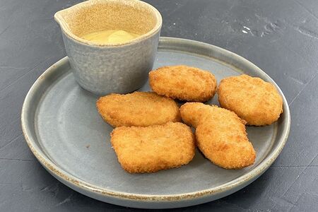 Куриные наггетсы с сырным соусом