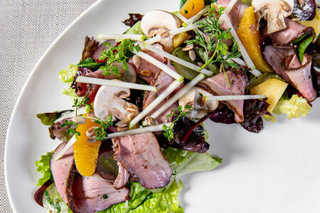 Салат с утиной грудкой со специями и сезонными фруктами