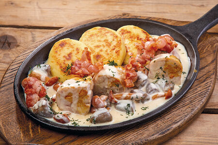 Куриные бедрышки с сердечками и картофельными пирожками