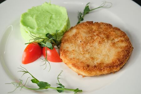 Пюре с куриным бифштексом