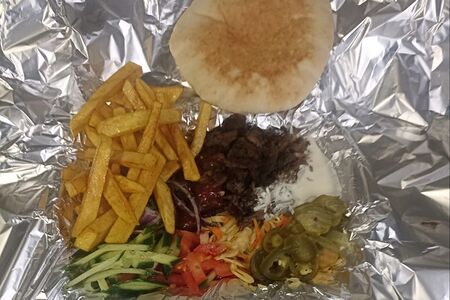 Шаверма из баранины в тарелке