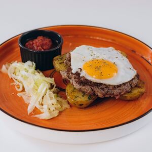 Бифштекс с яйцом