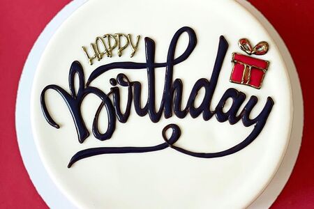 Муссовый торт с надписью Happy birthday