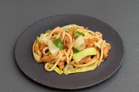Жареная лапша Удон с курицей
