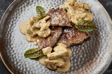 Медальоны с грибным соусом