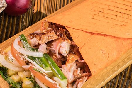 Шаурма куриная в сырном лаваше