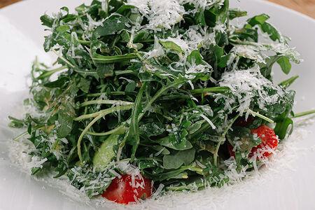 Рукола с креветками и авокадо