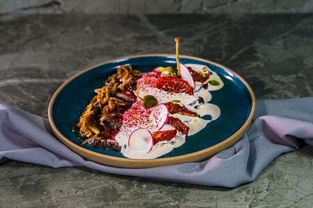 Ростбиф, соус тоннато, каперсы, вяленые томаты