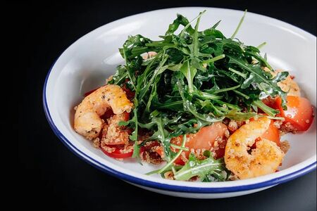 Салат с креветками и киноа