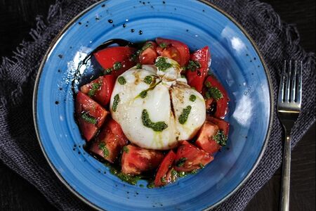 Буррата со сладкими томатами