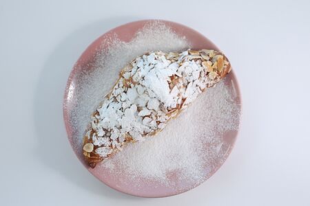 Круассан с миндалем