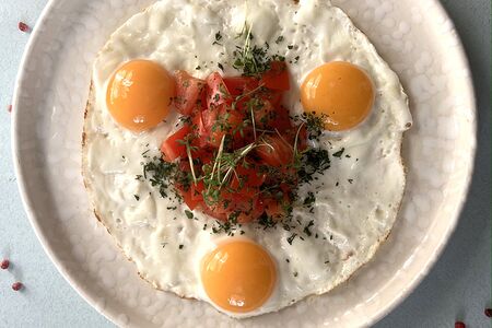 Глазунья со сладкими томатами и зеленью