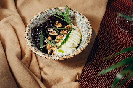 Салат из вяленой свеклы с кремом из козьего сыра