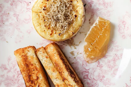 Трюфельный камамбер с багетом