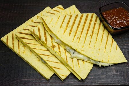 Кесадилья сырная (половинка)