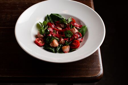 Салат с гребешками и шпинатом