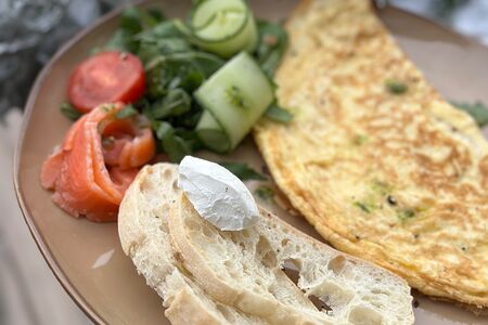 Омлет со слабосоленой форелью