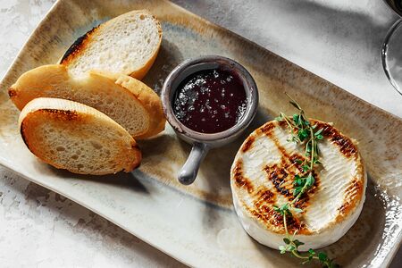 Жареный камамбер на гриле