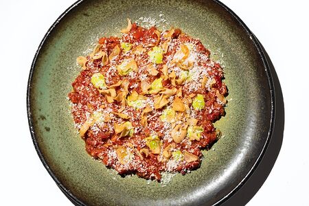 Тартар из говядины с острой пастой