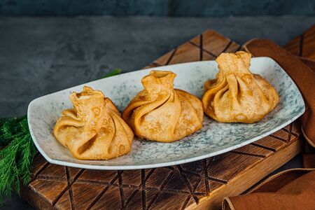 Жареные хинкали с креветками и сливками