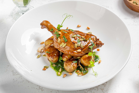 Томленая утиная ножка с печеным картофелем, вешенками и зеленым соусом