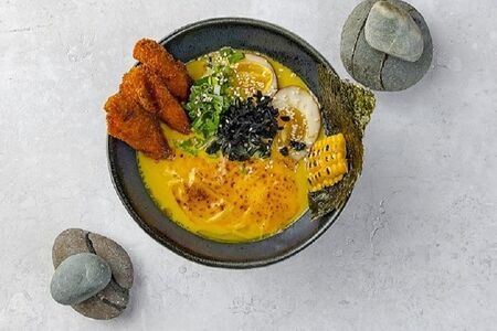 Сырный суп рамен с хрустящей курицей кацу