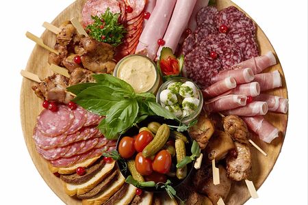 красиво сервированная тарелка с овощами, мясом и зеленью