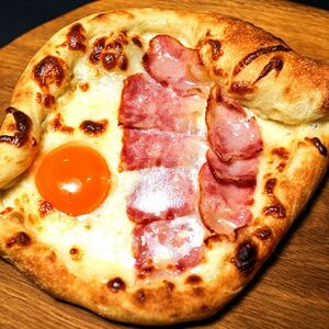 Хачапури по-аджарски с беконом