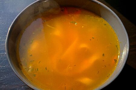 Куриный суп с яйцом пашот