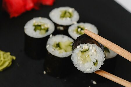 Маки с огурцом