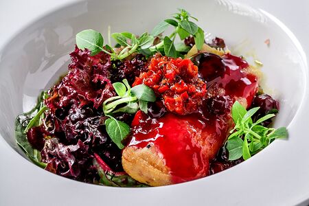 Жареный сыр в кокосовой заправке с грейпфрутом и домашним лечо