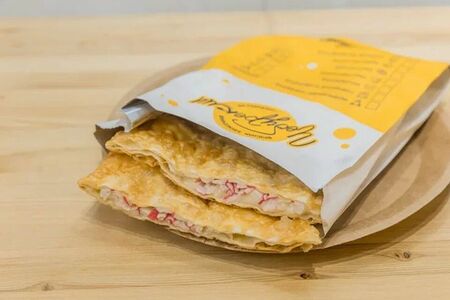 Чебурек с крабом и моцареллой