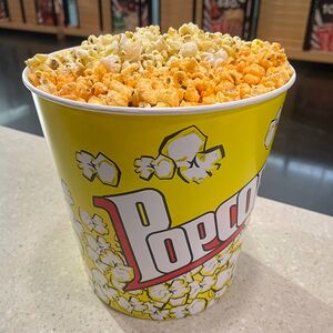 Микс сырного и соленого попкорнов большой